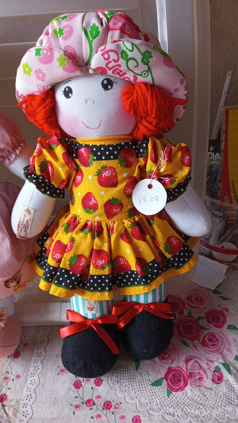 Boneca Moranguinho Artesanal: Feita à Mão com Amor